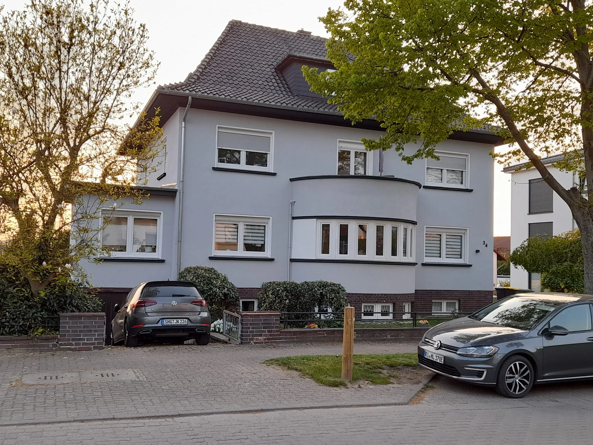 Frisch gestrichene Fassade eines Mehrfamilienhauses in Hannover-Linden