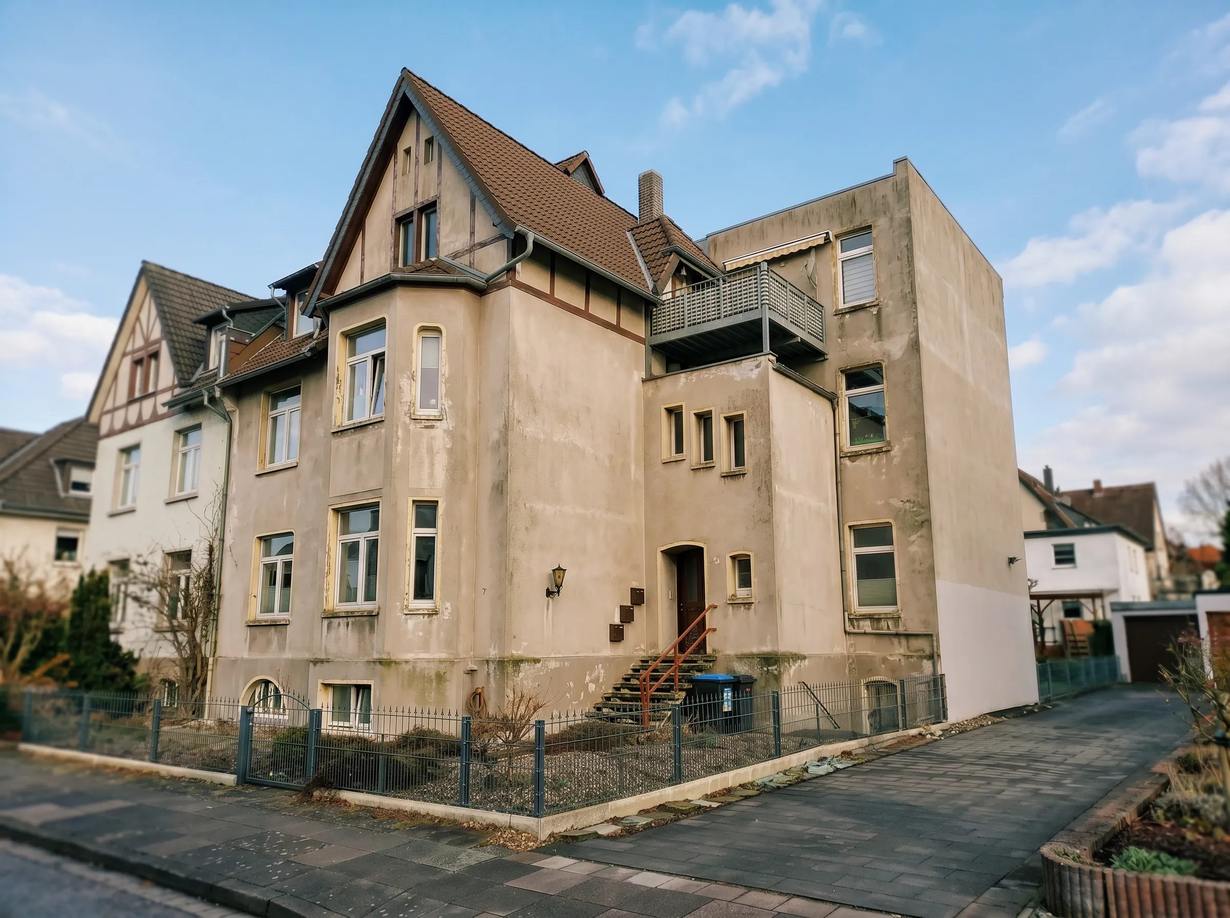 Vorher: Außenfassade eines Mehrfamilienhauses vor der Sanierung