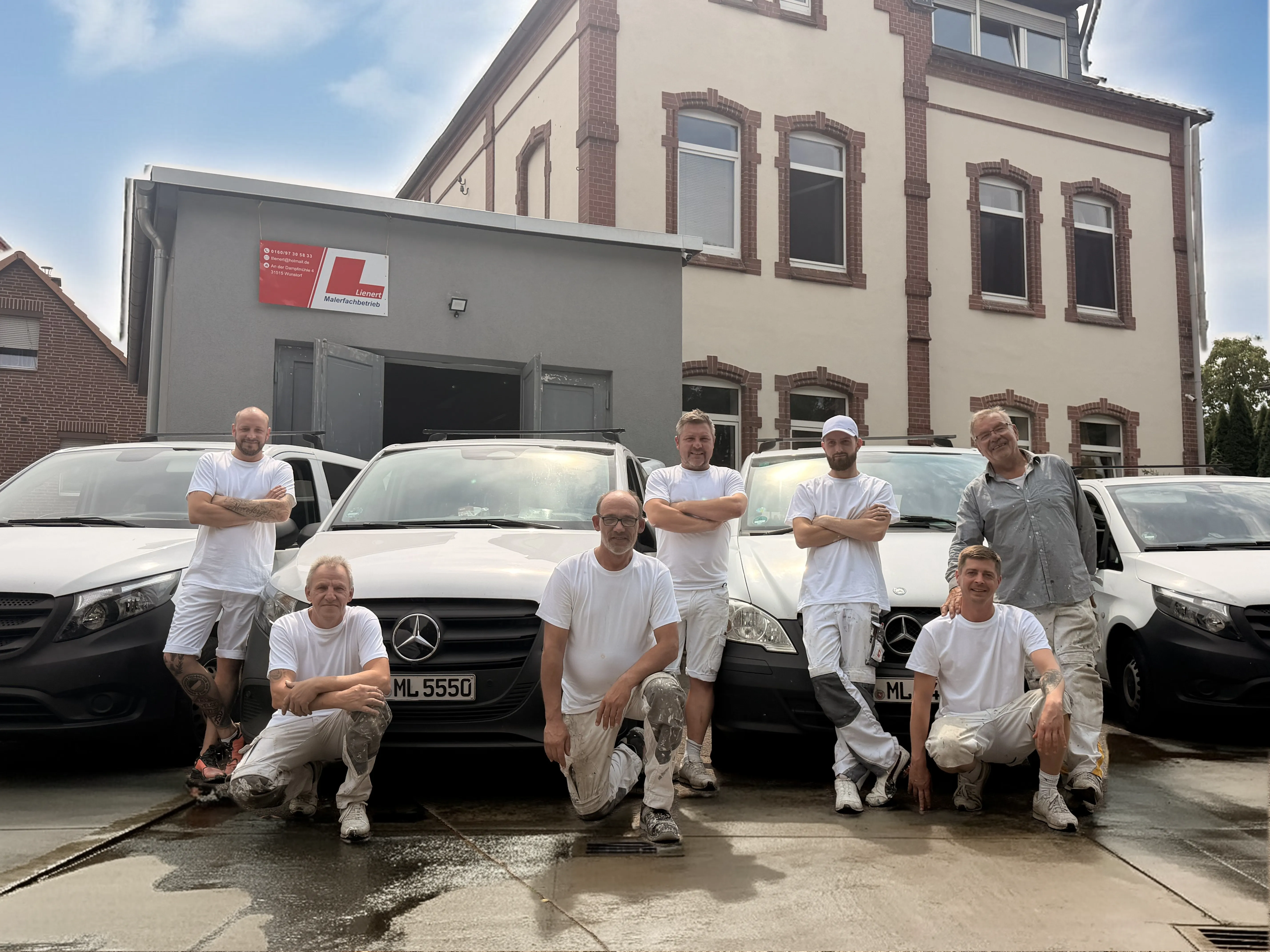 Das Team des Malerbetriebs Lienert vor dem Firmengebäude